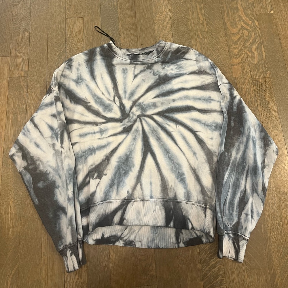 Tie dye crewneck. Very soft and comfortable.